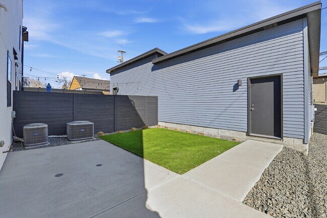 Building Photo - $5,740.95, $300 off the first month's rent, 4 Beds - 5 Bath, Townhouse in Denver with Office!