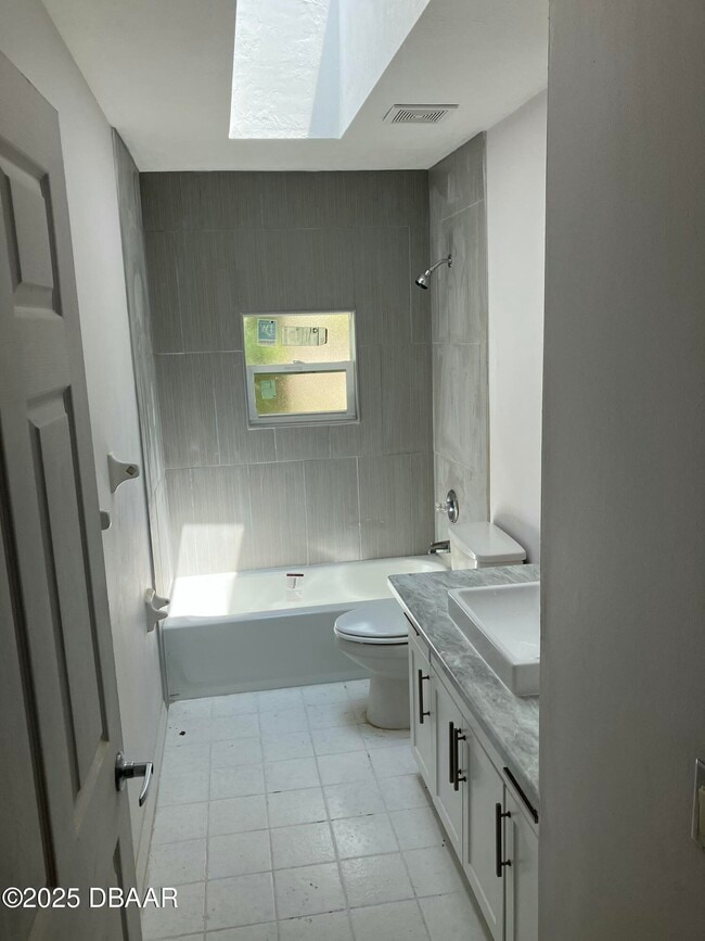 Building Photo - 411 Pleasant St