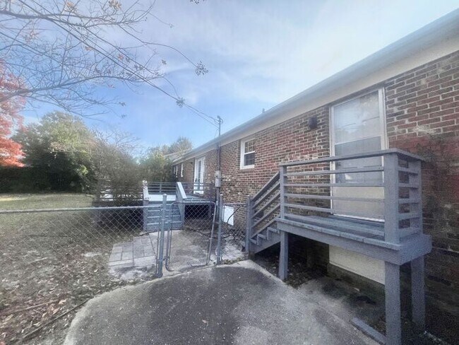 Building Photo - Brick one level home, Live Oak Tree, 3-4 bedrooms, fenced yard, deck.