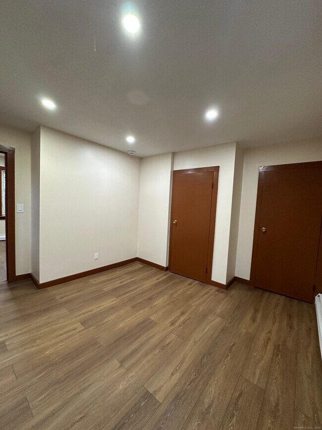 Building Photo - 1046 Main St