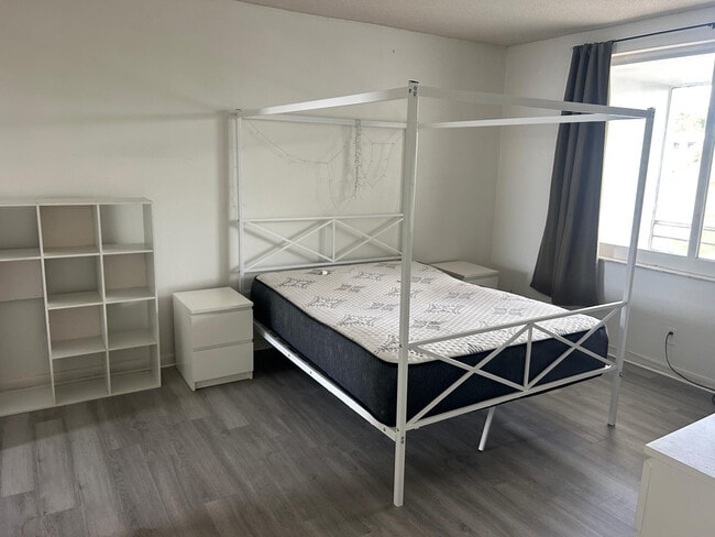 Building Photo - 5335 NW 10th Ct