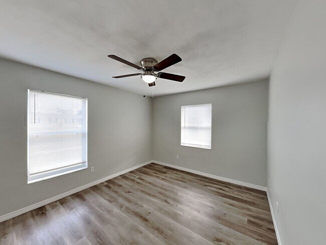 Building Photo - Charming 3-Bed Home in Spring Hill