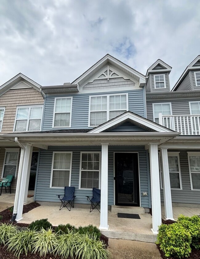 Building Photo - Adorable Townhouse in Autumn Ridge Neighborhood, Convenient to I-24
