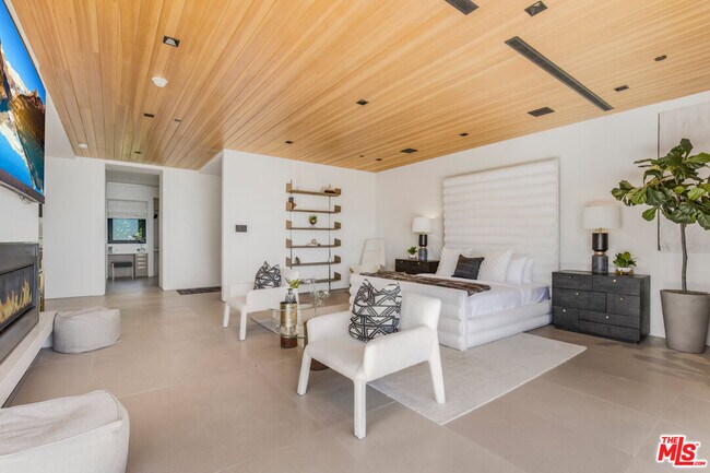 Building Photo - 9255 Swallow Dr