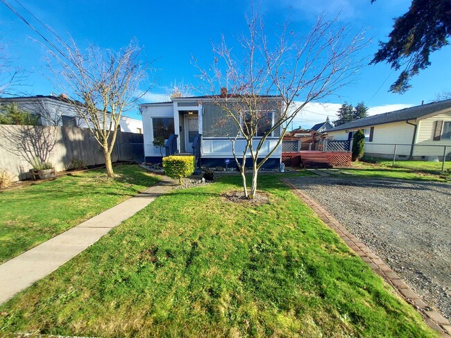 Building Photo - 2 bedroom 1 bath home with huge fenced in ...