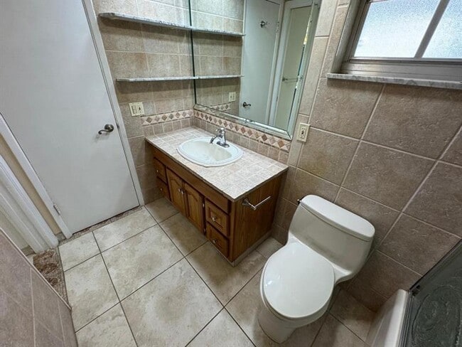 Building Photo - 3200 N Palm Aire Dr