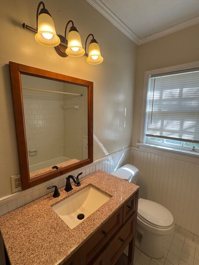Building Photo - Large Cloverdale Apartment