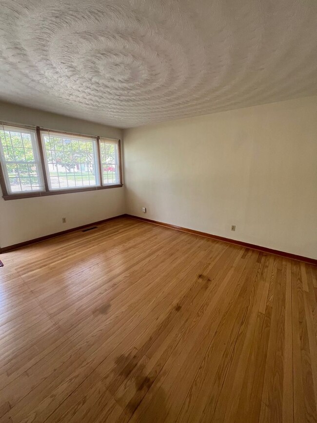Building Photo - Solid ranch home