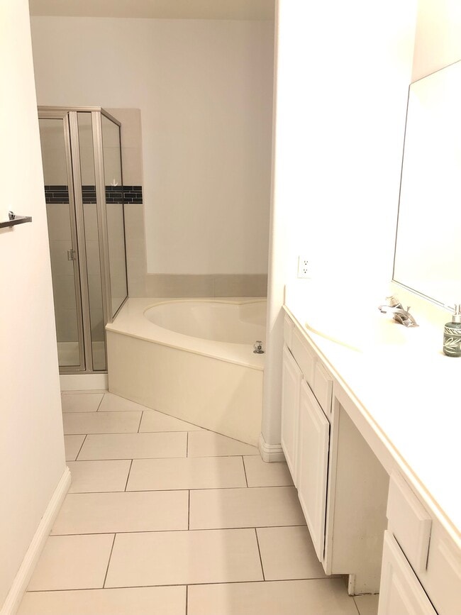 Building Photo - 3555 Meridale Dr