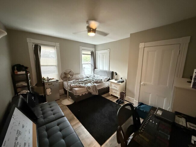 Building Photo - Luxury 3-Bedroom, 1-Bathroom House in Sout...