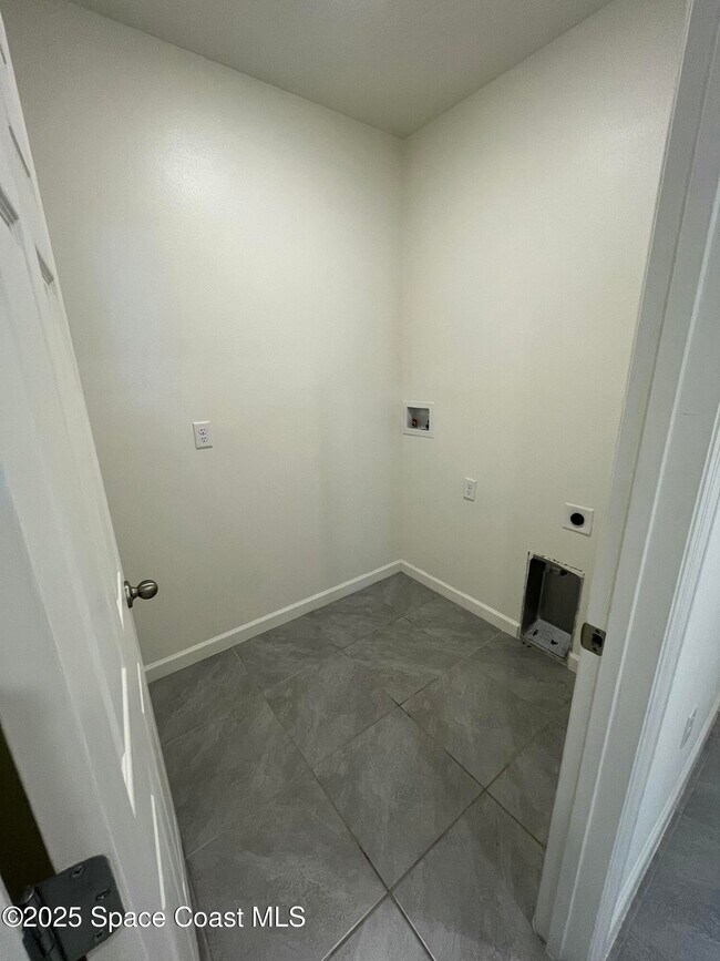 Building Photo - 7459 Tourmaline Dr