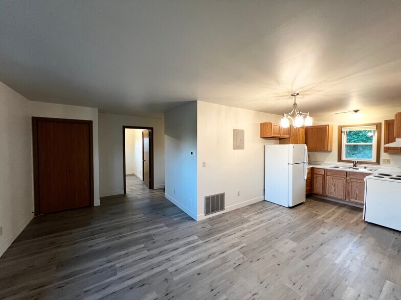 Building Photo - 425 King Olav Ln