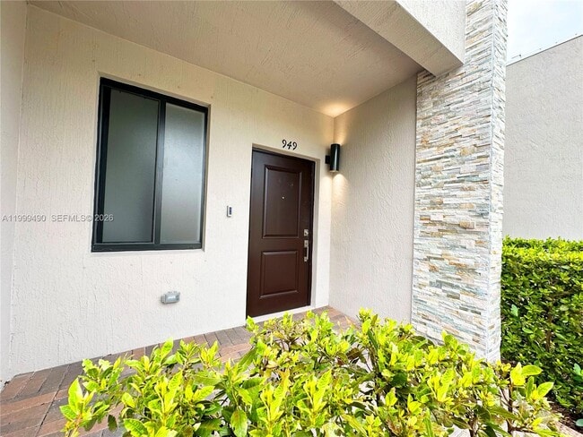 Building Photo - 949 NE 211th St