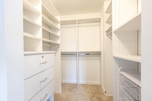 Building Photo - Charming 3 BR/2.5 BA 2-Level Condo in Cath...