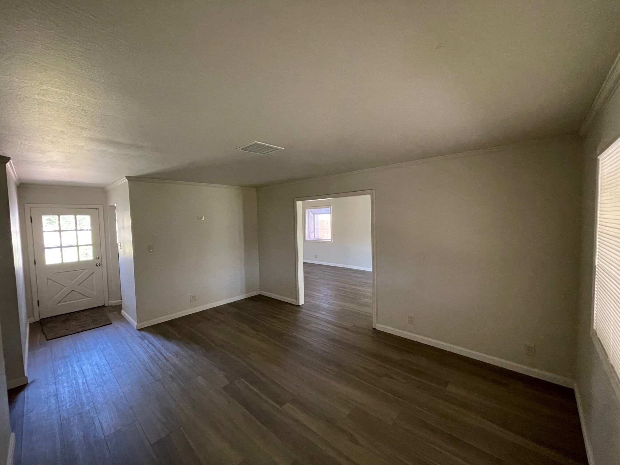 Building Photo - 8572 Oak Ave