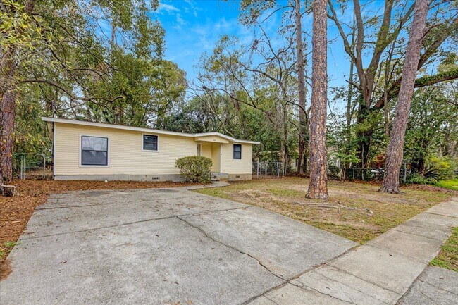 Building Photo - 3 bed 2 Bath house with fenced-in yard on Pepper dr! Available now!