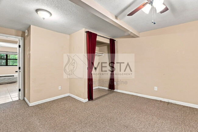 Building Photo - 121 Lyndhurst Dr