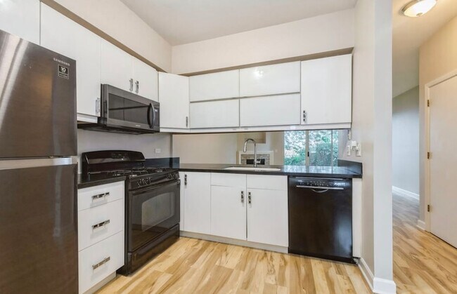 Building Photo - 533 Woodhaven Dr