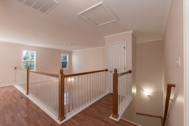 Building Photo - Gorgeous Three Bedroom Home!