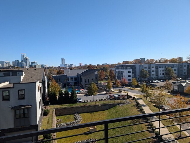 Building Photo - End-unit townhome in Bryant Park Terrace! 2-beds, 2-full baths, and 2-half baths.