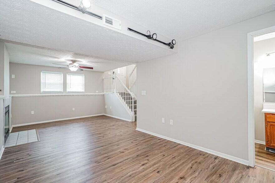 Building Photo - 794 Wallinger Dr