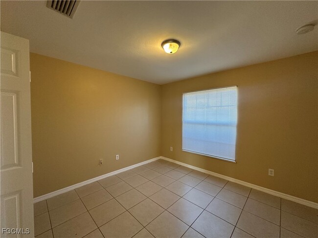 Building Photo - 3219 7th St SW