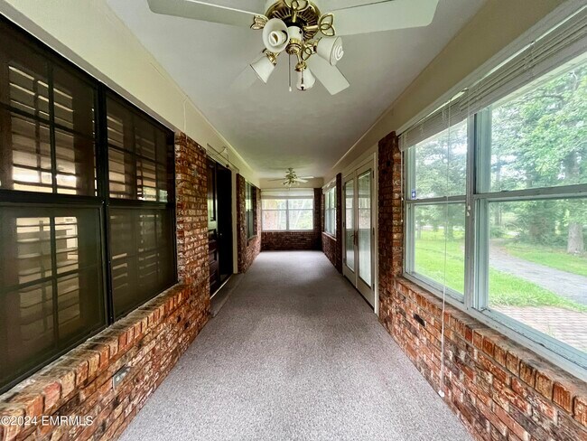 Building Photo - 664 Old Country Club Rd W