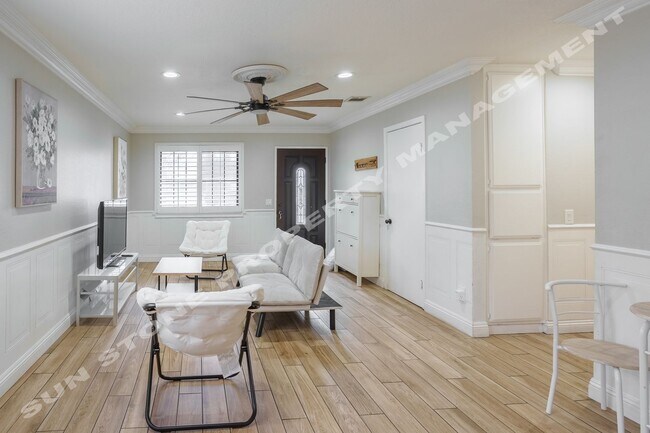 Building Photo - Luxury 4 Bed 3 bath