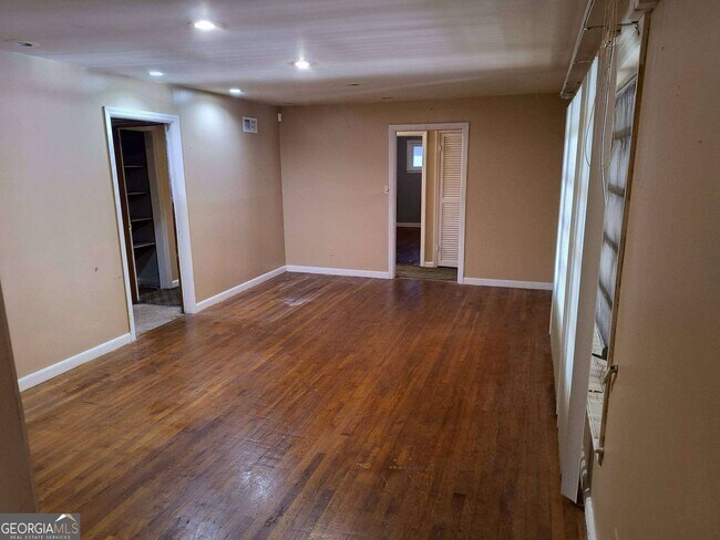 Building Photo - 4748 Sylvan Dr