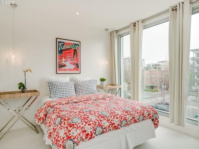 Building Photo - MOVE IN SPECIAL: $500 OFF! Stunning Condo ...