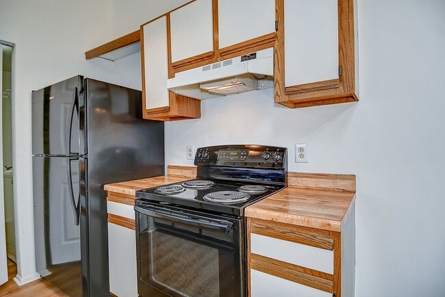 Building Photo - GATED COMMUNITY - CONDO
