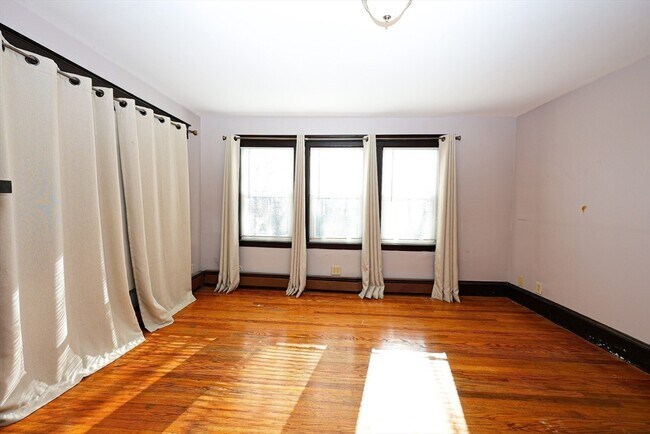 Building Photo - 65 Clifford St