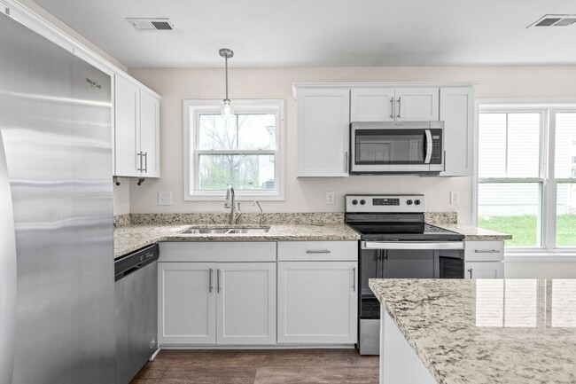 Building Photo - Dog Friendly Three Bedroom!