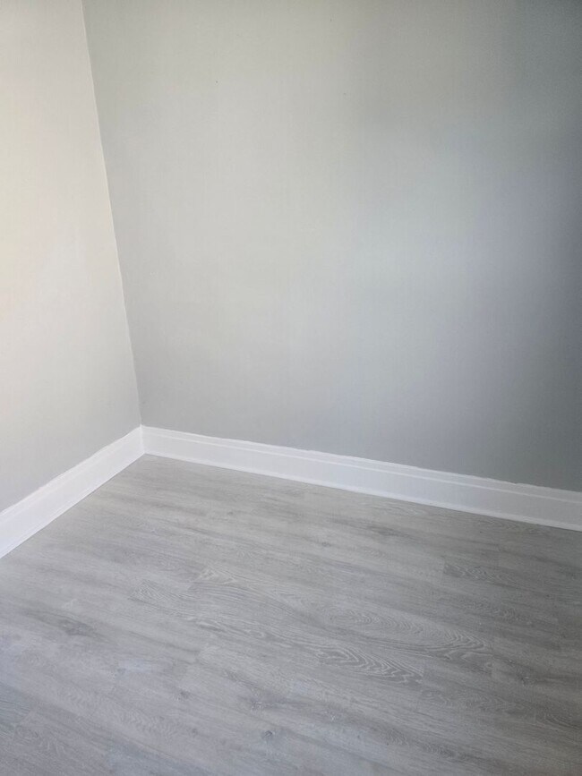 Building Photo - Three Bed 1 Bath Apartment for Rent!