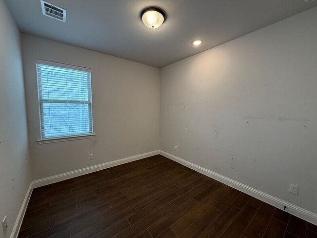 Building Photo - 528 Evergreen Rd