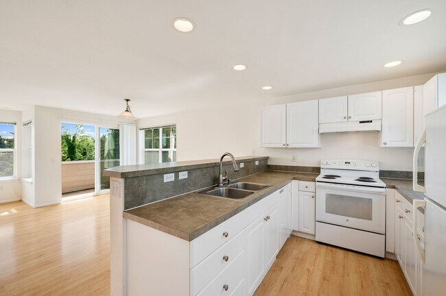 Building Photo - The Perfect Urban Escape: A Quiet, Safe 3-Bedroom Townhouse in North Queen Anne - Tour Now!
