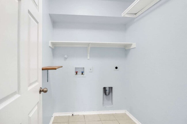 Building Photo - 406 Reba