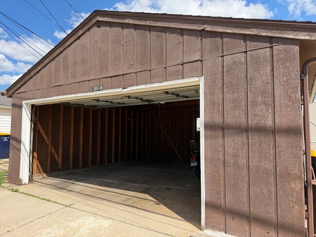 Building Photo - 2557 S 60th St