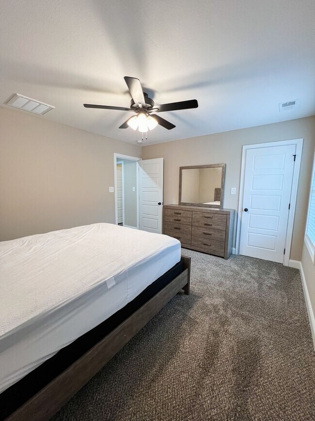Building Photo - Move-In Specials Available! Beautiful Sing...