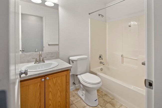 Building Photo - 1611 SW San Mateo Terrace