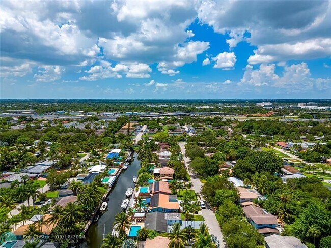 Building Photo - 1704 SW 4th Ct