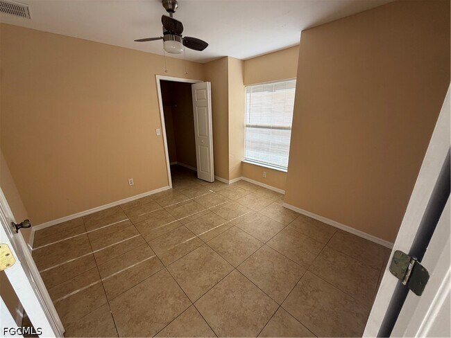 Building Photo - 905 SW 8th Ct