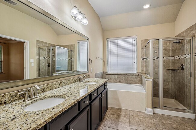 Building Photo - 4850 Palomar Ln