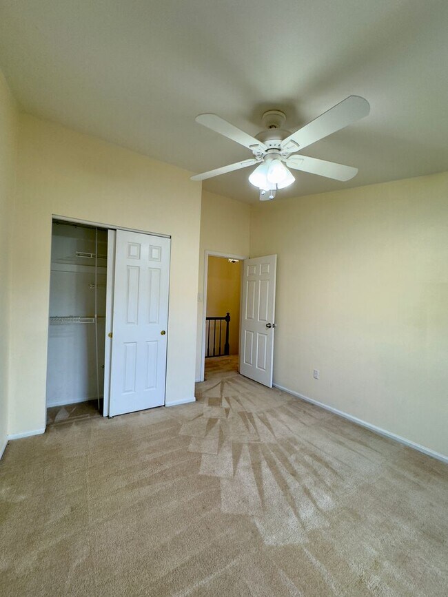 Building Photo - Spacious 4Bed/3.5Bath in Woodlawn