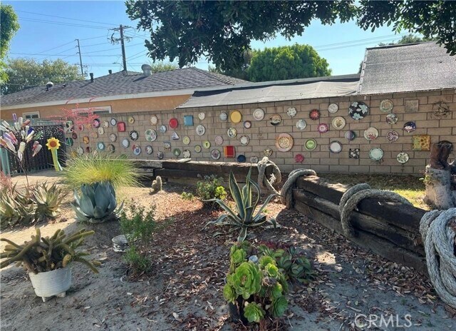Building Photo - 8541 Orangewood Ave