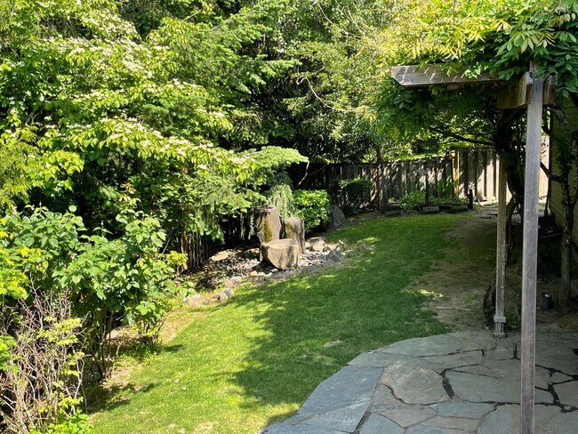 Building Photo - Custom Traditional Home in Montreux Neighborhood 3Bd/2Ba Home with 3 Car Garage!! Close to Cedar ...