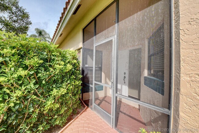 Building Photo - 22667 Meridiana Dr