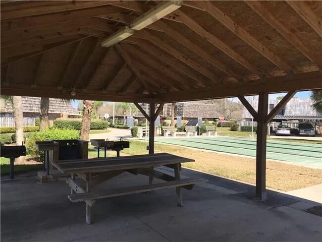 Building Photo - Lovely spacious 3bd/2bath townhouse with screen patio!