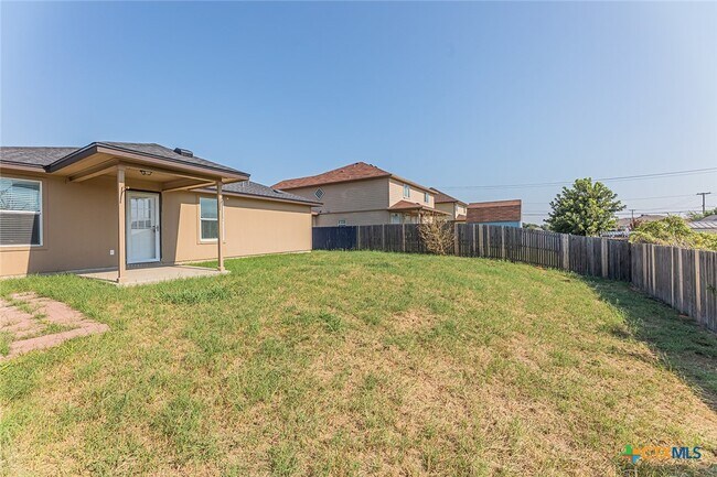 Building Photo - 2302 Terry Dr