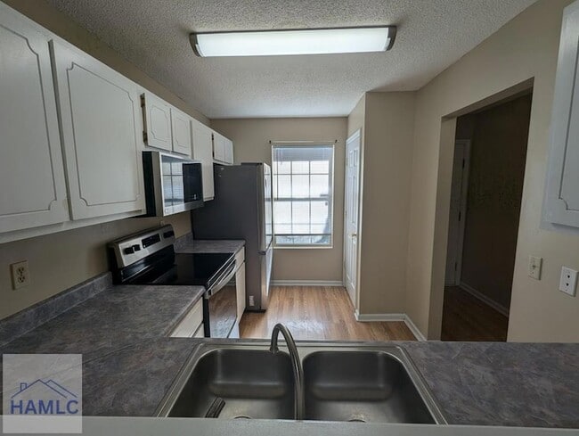 Building Photo - 350 Beverly St